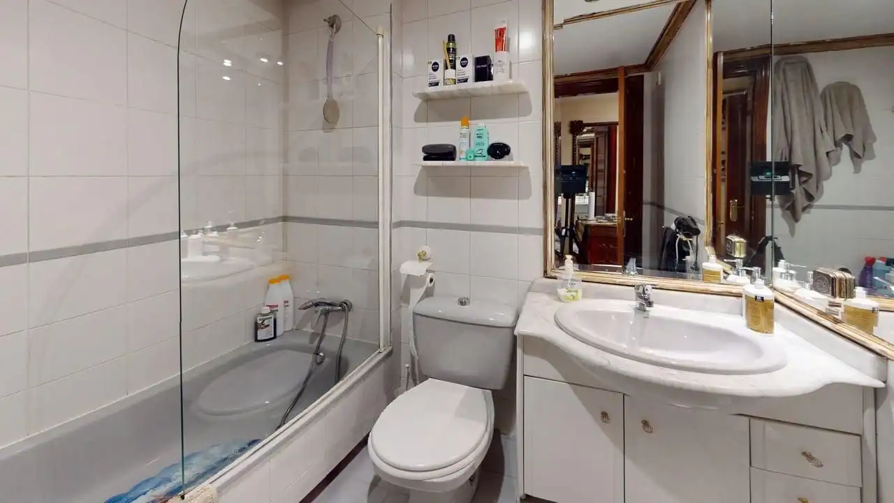 Bathroom of Flat for sale in Sevilla  with Air Conditioner, Heating and Terrace