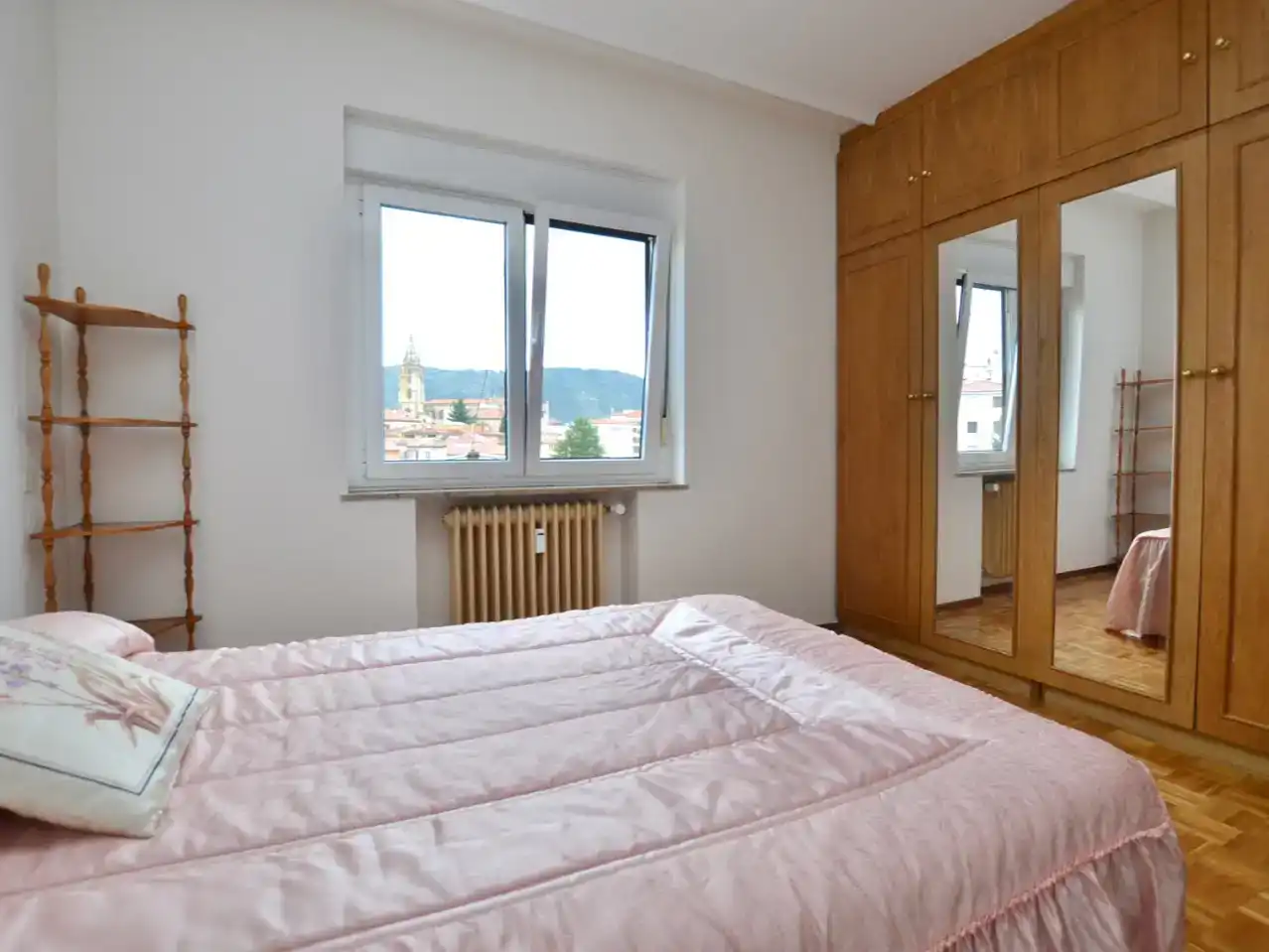 Dormitori de Àtic en venda en Oviedo  amb Parquet, Traster i Moblat