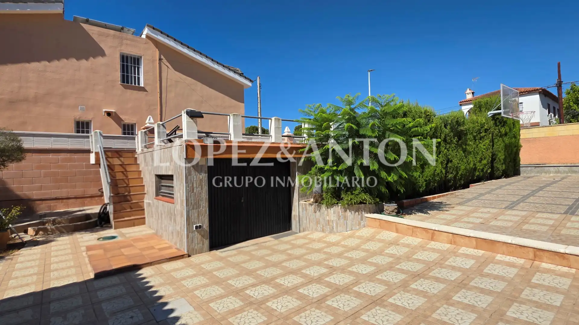 Vista exterior de Casa o xalet en venda en L'Eliana amb Aire condicionat, Calefacció i Jardí privat