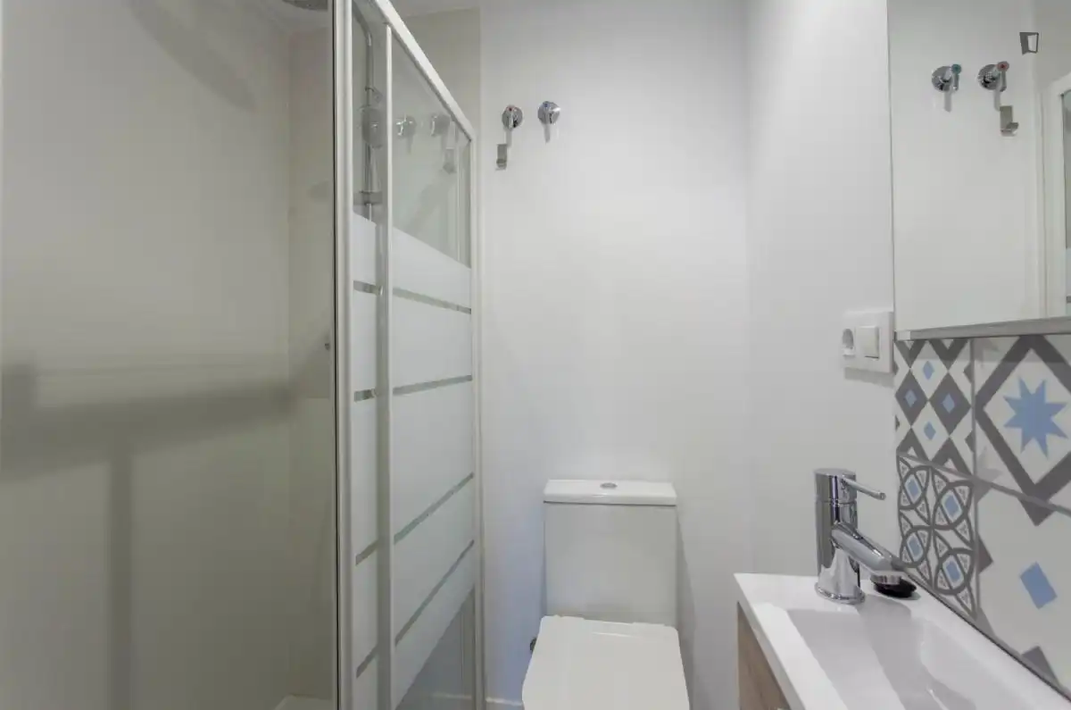 Baño de Apartamento para compartir en Valencia con Aire acondicionado, Amueblado y Horno