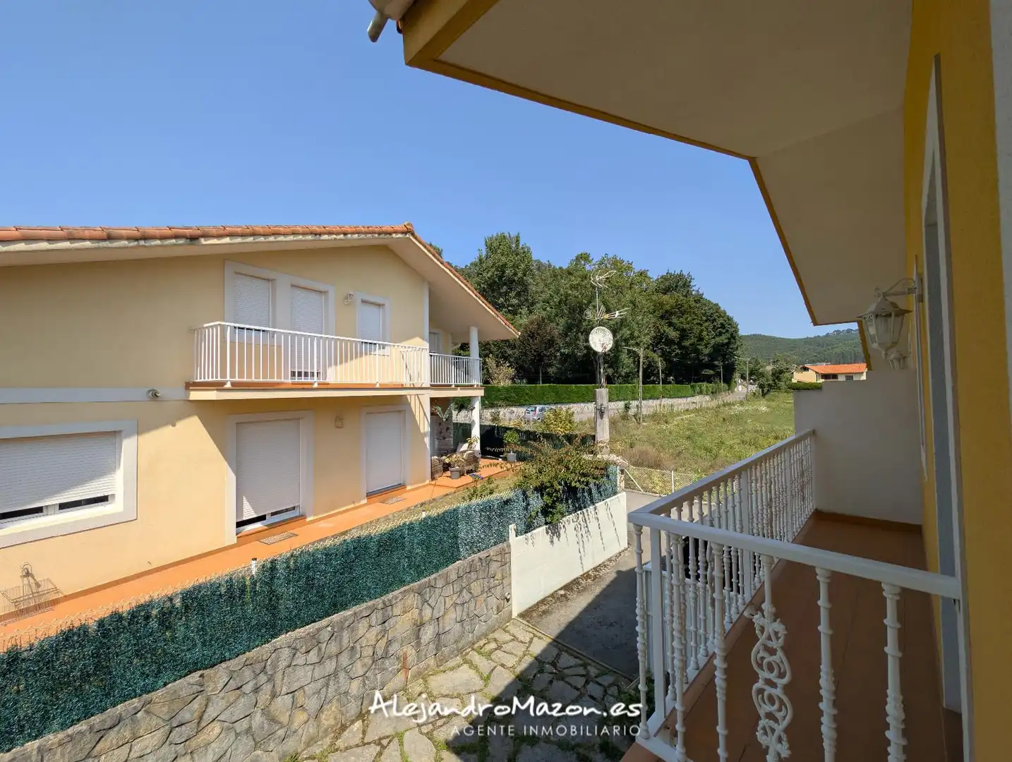 Außenansicht von Einfamilien-Reihenhaus zum Verkauf in Castro-Urdiales mit Heizung, Privatgarten und Terrasse