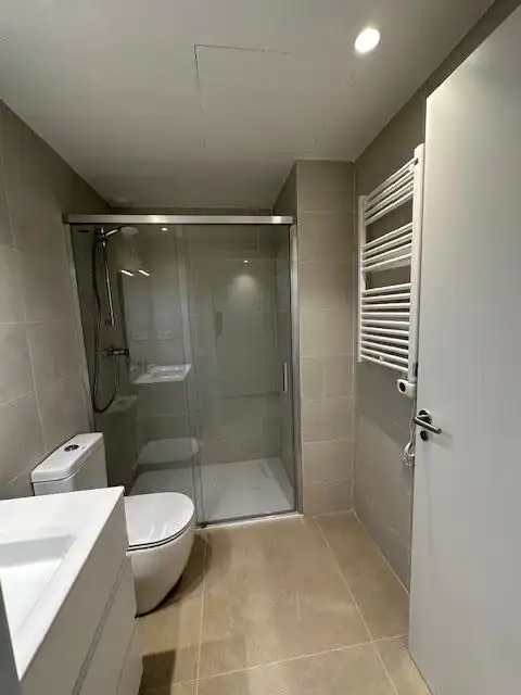 Baño de Piso de alquiler en Badalona con Calefacción y Balcón