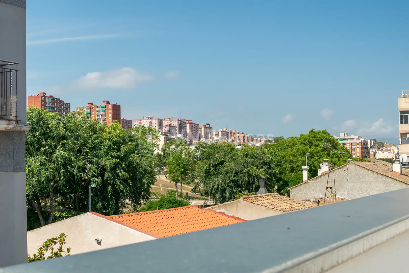 Vista exterior de Ático de alquiler en Santa Coloma de Gramenet con Aire acondicionado, Calefacción y Terraza