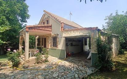 Exterior view of House or chalet for sale in Cubillas de los Oteros  with Terrace and Swimming Pool