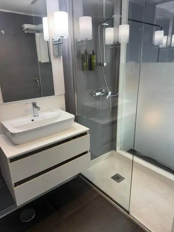 Badezimmer von Wohnung zum Verkauf in Fuengirola mit Klimaanlage, Heizung und Schwimmbad