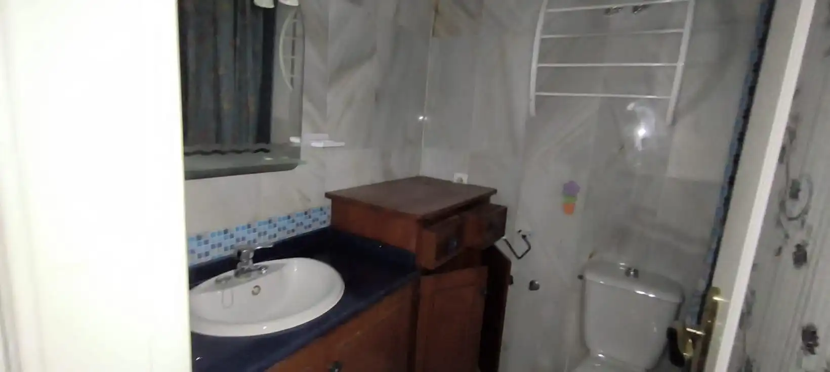 Bany de Dúplex en venda en Estepona amb Jardí privat, Terrassa i Piscina comunitària