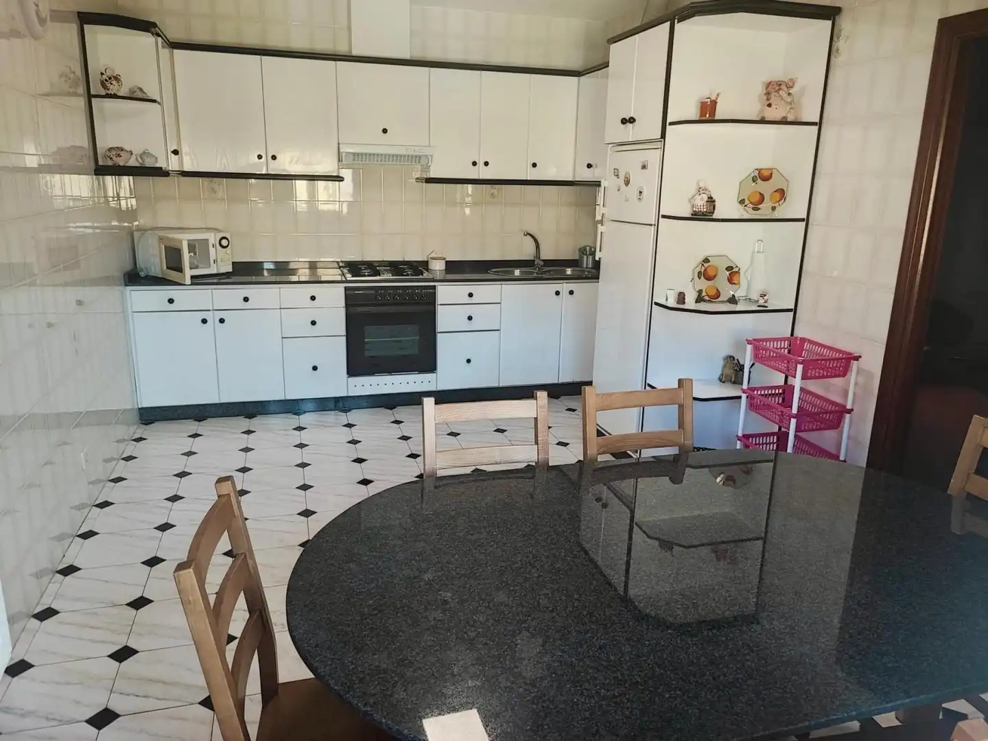 Cuina de Casa adosada en venda en Boiro amb Terrassa, Moblat i Balcó