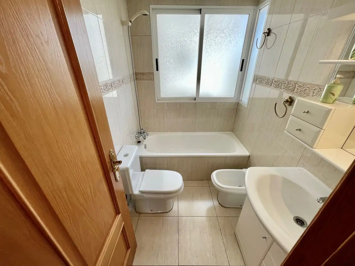 Badezimmer von Wohnung zum Verkauf in Alicante / Alacant mit Klimaanlage, Heizung und Terrasse
