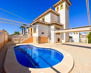 Vista exterior de Casa o xalet en venda en Orihuela amb Aire condicionat i Piscina