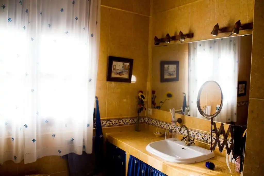 Baño de Finca rústica en venta en Moriles con Aire acondicionado, Terraza y Trastero