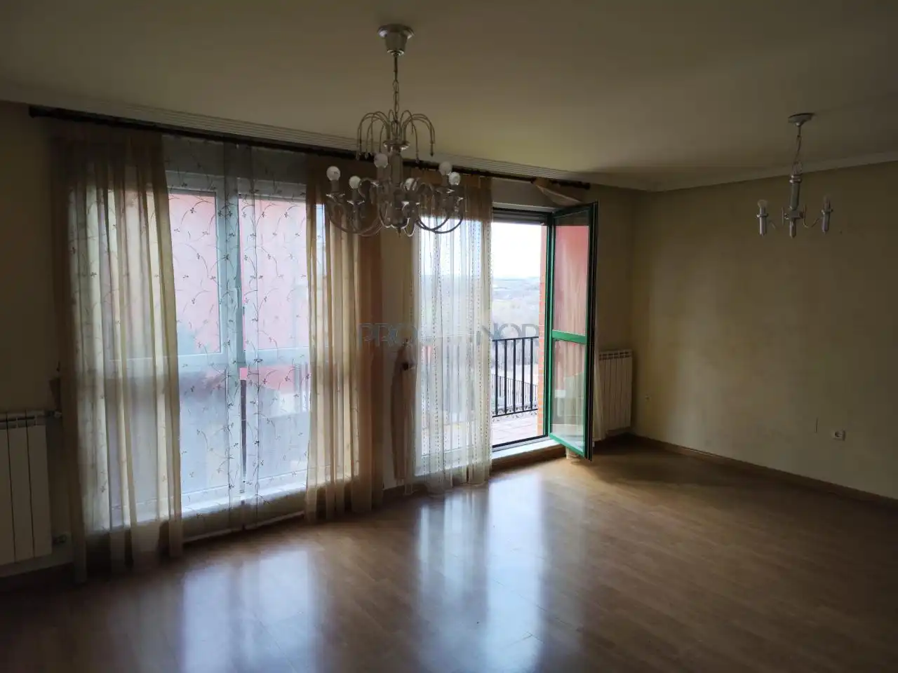 Dormitori de Casa adosada en venda en Valdefresno amb Calefacció, Jardí privat i Parquet