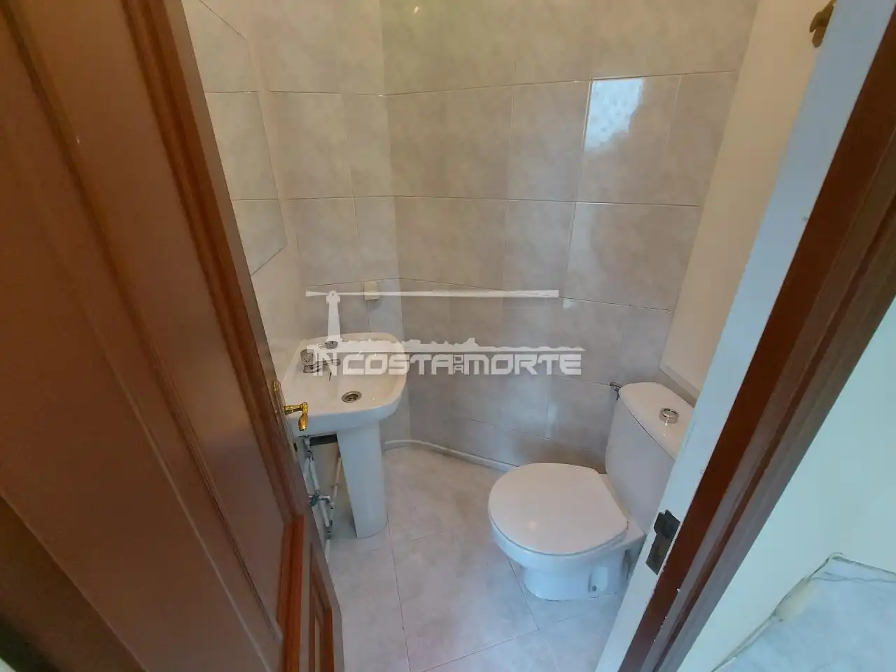 Bathroom of Office for rent in Carnota  with Storage room