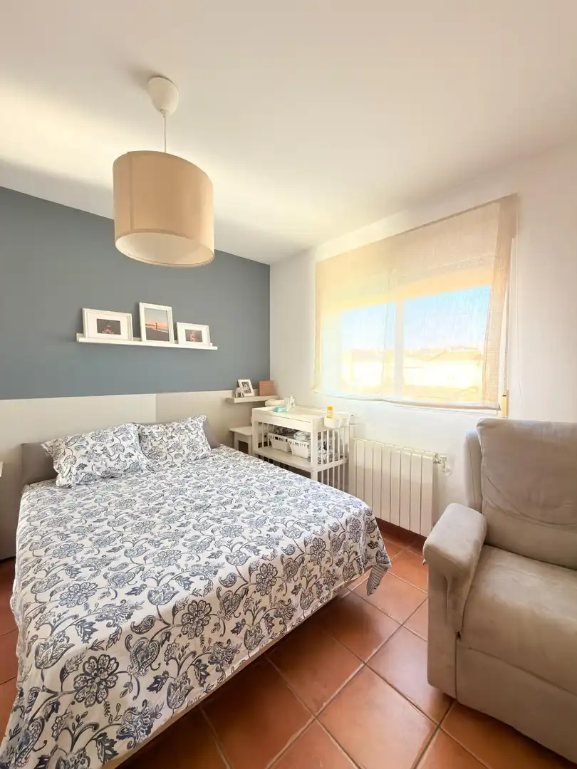 Schlafzimmer von Einfamilien-Reihenhaus zum Verkauf in Mutxamel mit Klimaanlage, Heizung und Terrasse