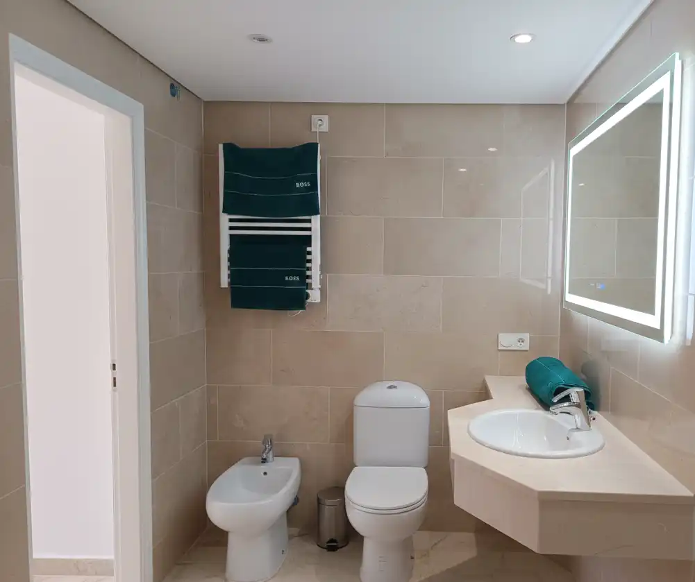 Bany de Apartament en venda en Manilva amb Aire condicionat, Terrassa i Piscina