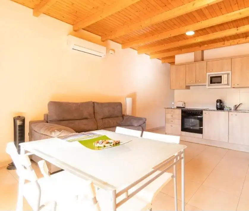 Sala d'estar de Local en venda en Sant Jaume de Llierca amb Aire condicionat i Moblat