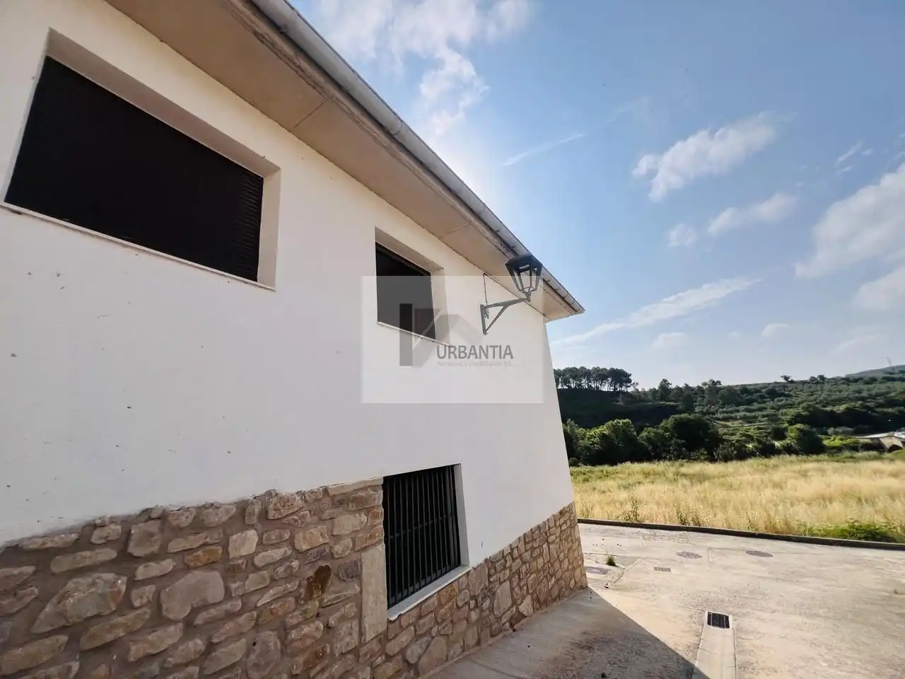 Außenansicht von Einfamilien-Reihenhaus zum Verkauf in Torres del Río mit Privatgarten