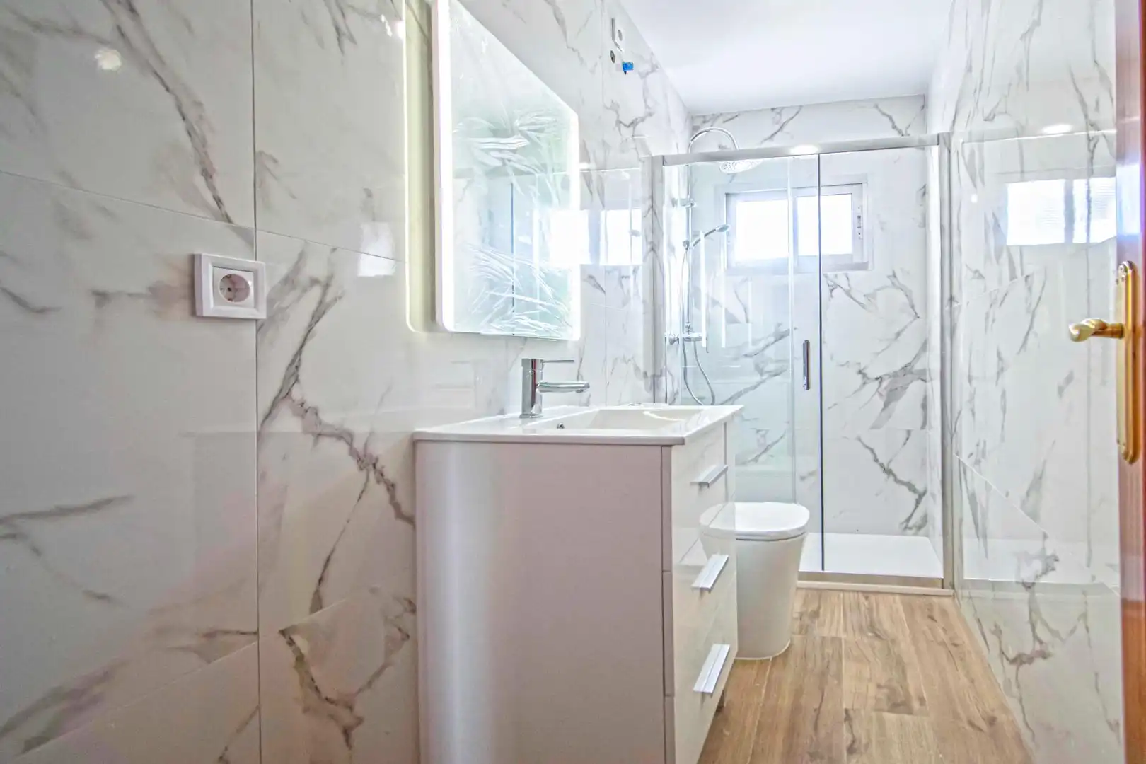 Bathroom of Flat for sale in Sevilla  with Air Conditioner