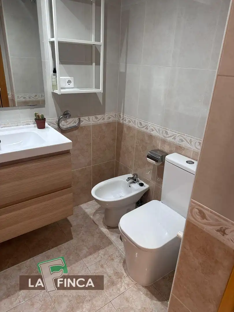 Bany de Pis en venda en Oviedo  amb Calefacció, Parquet i Traster