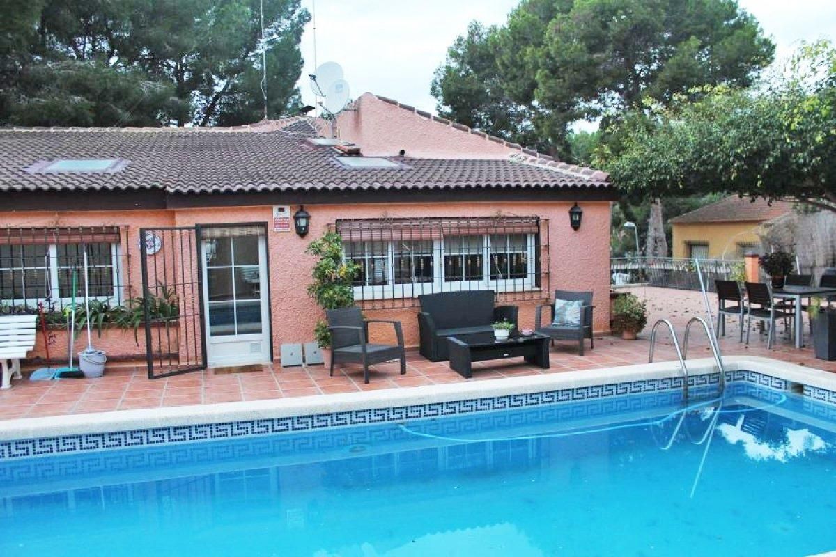 Vista exterior de Casa o xalet en venda en Torrevieja amb Aire condicionat, Calefacció i Jardí privat