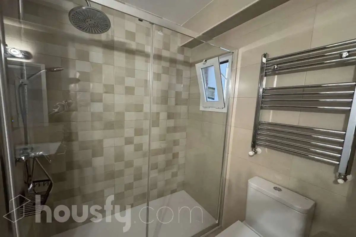Baño de Piso de alquiler en Móstoles con Parquet y Amueblado