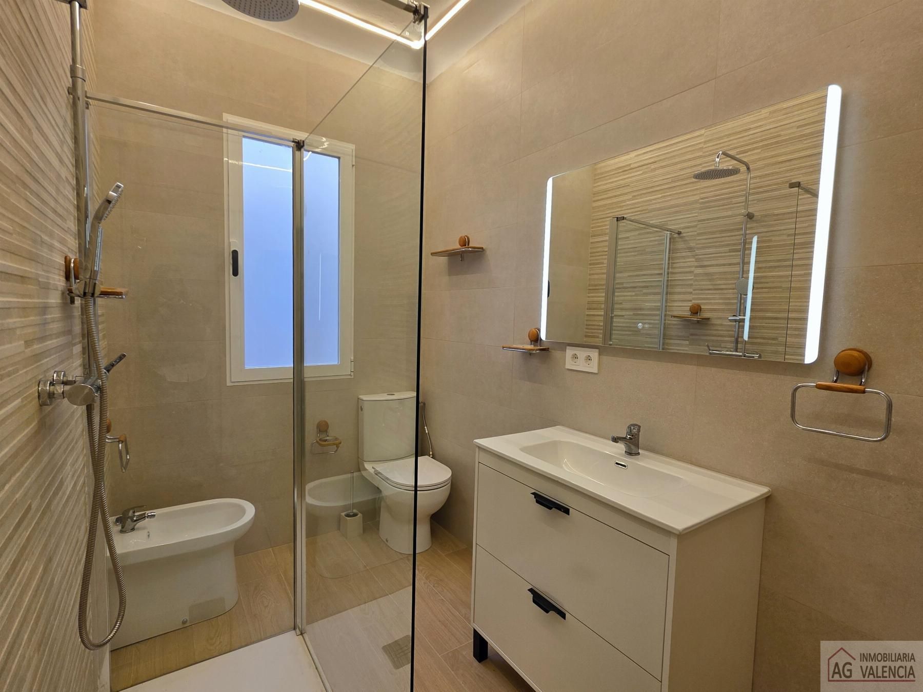 Baño de Piso de alquiler en  Valencia Capital con Aire acondicionado y Balcón