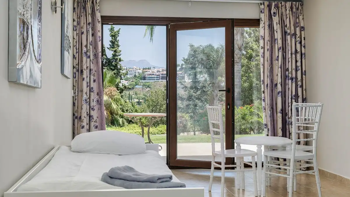 Habitación de Casa o chalet en venta en Benahavís con Aire acondicionado, Jardín privado y Terraza