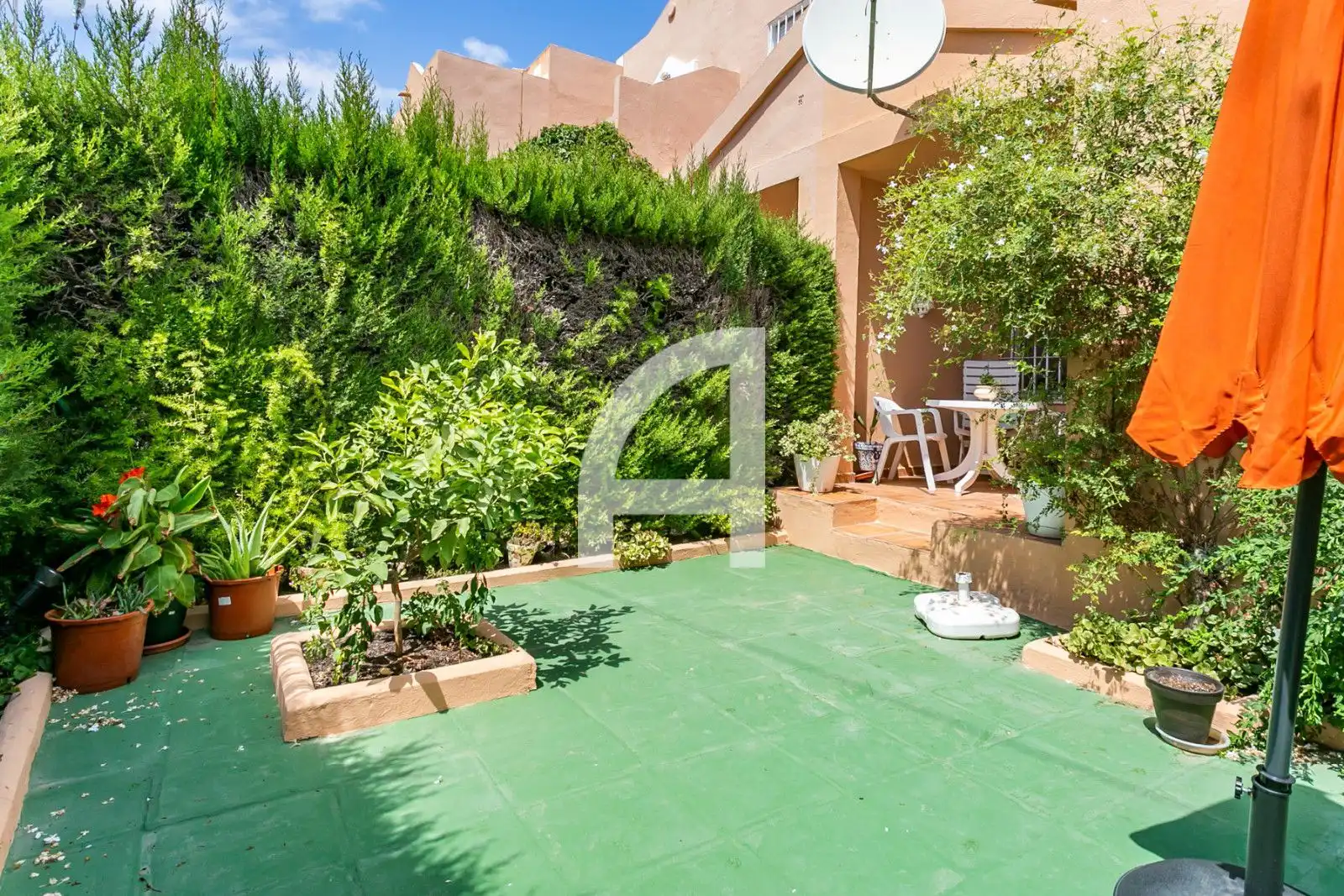 Garten von Einfamilien-Reihenhaus zum Verkauf in Estepona mit Heizung, Terrasse und Schwimmbad
