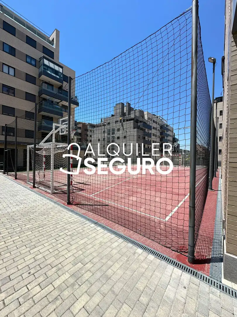 Vista exterior de Piso de alquiler en Madrid con Calefacción, Terraza y Trastero