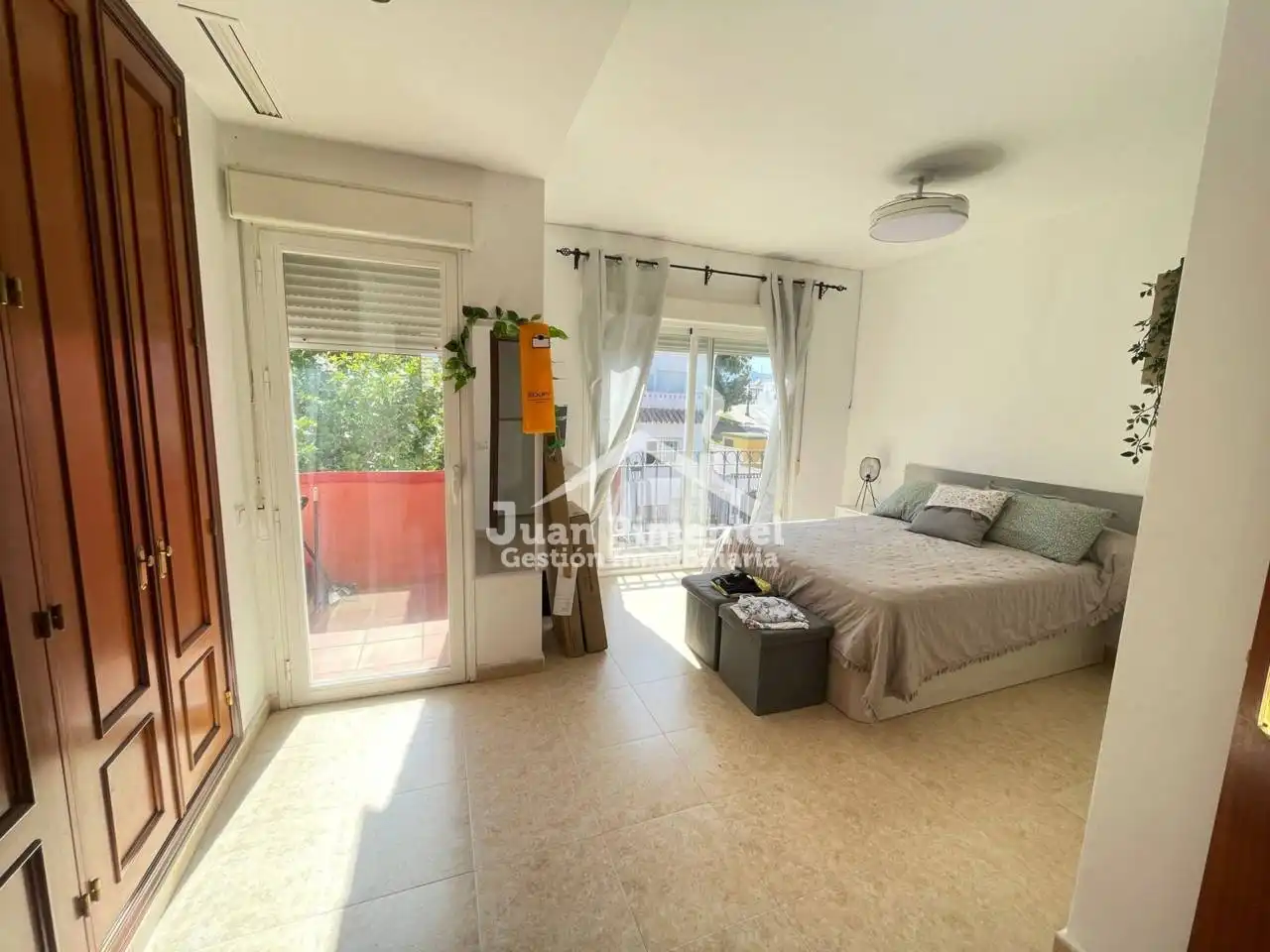 Vista exterior de Casa adosada en venda en Estepona amb Aire condicionat, Jardí privat i Terrassa