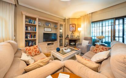 Living room of Single-family semi-detached for sale in  Madrid Capital  with Air Conditioner, Terrace and Swimming Pool