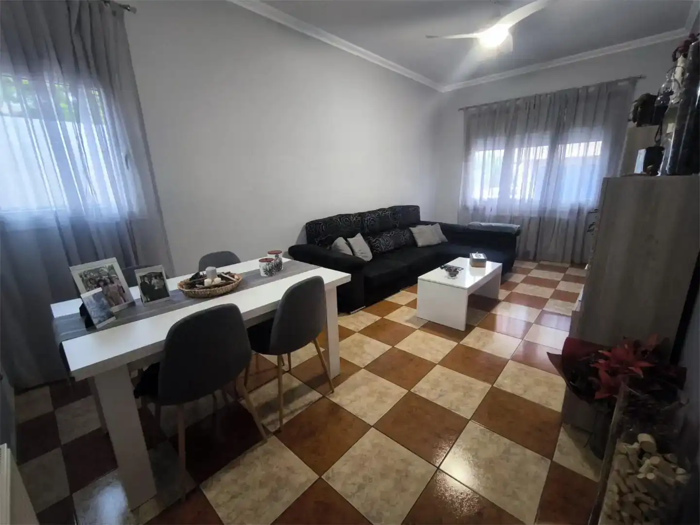 Sala de estar de Casa adosada en venta en Figueres con Aire acondicionado, Trastero y Horno