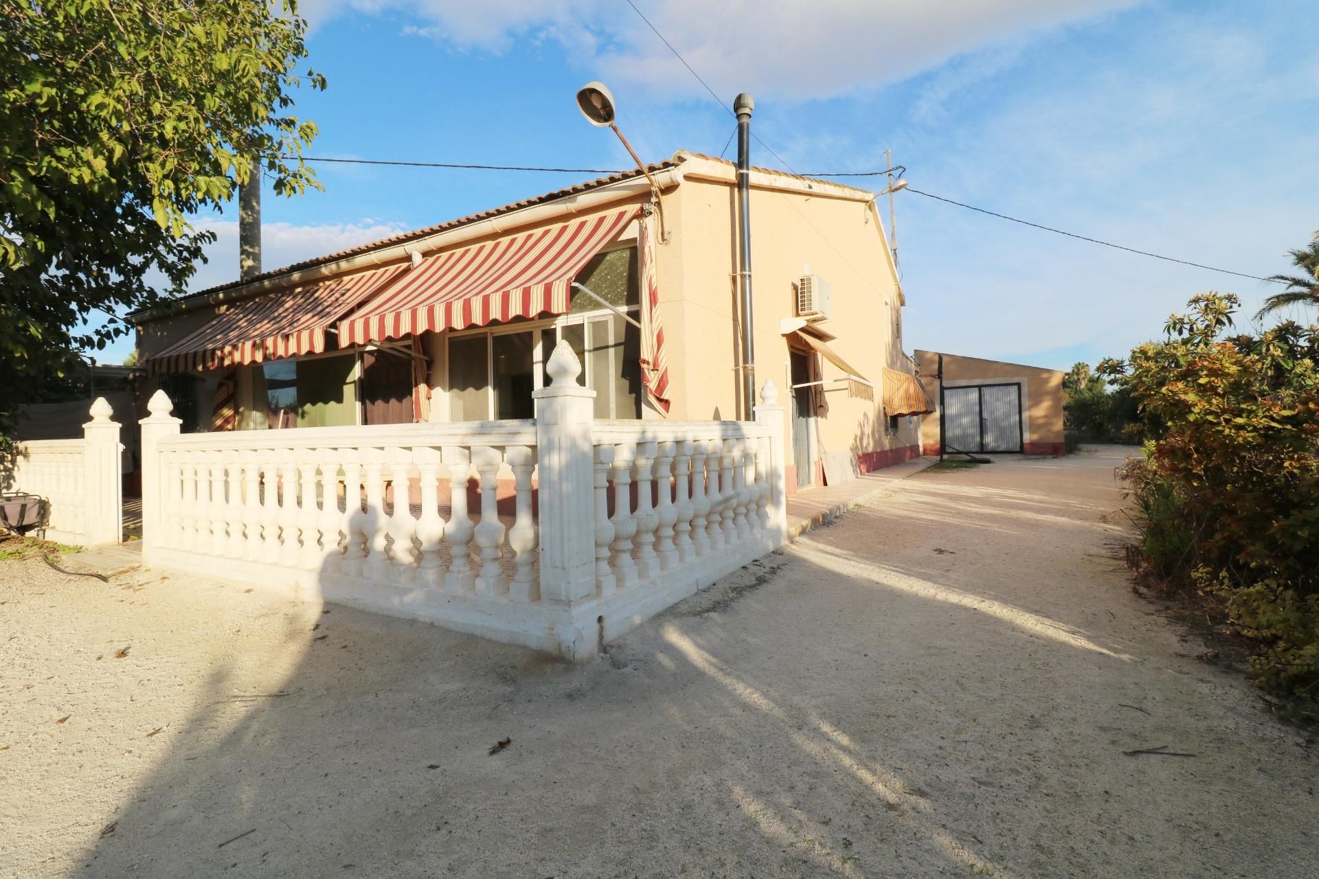 Vista exterior de Casa o xalet en venda en Elche / Elx amb Jardí privat