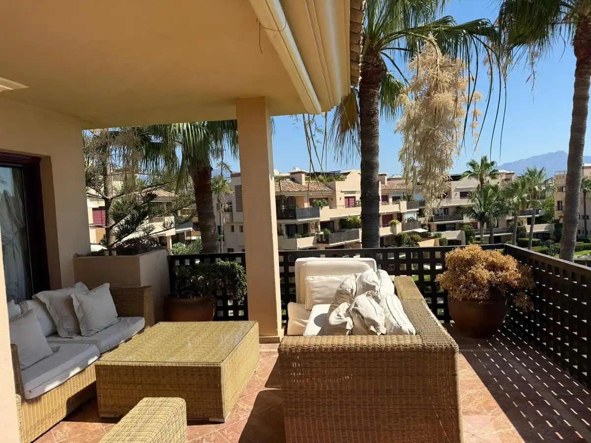 Terrasse von Maisonette zur Miete in Estepona mit Terrasse, Schwimmbad und Gemeinschaftspool