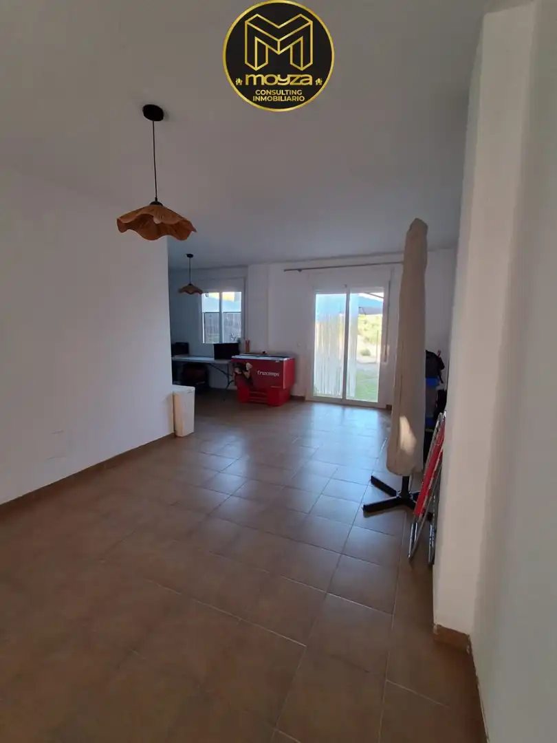 Sala d'estar de Casa adosada en venda en Jaén amb Aire condicionat, Calefacció i Jardí privat
