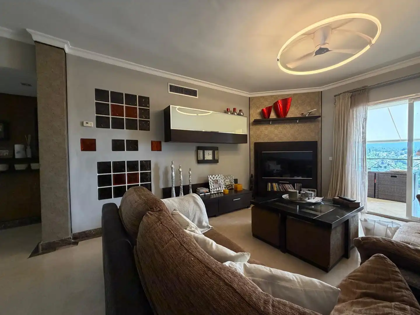 Sala d'estar de Àtic en venda en Estepona amb Aire condicionat, Terrassa i Traster