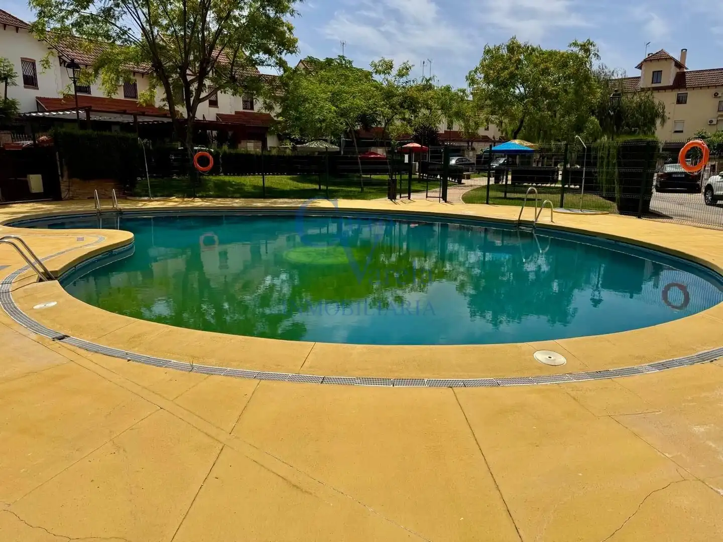 Piscina de Piso en venta en Dos Hermanas con Aire acondicionado, Calefacción y Jardín privado