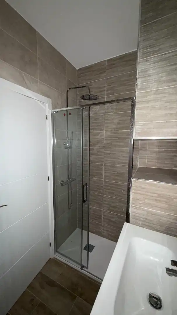 Badezimmer von Wohnungen zum Verkauf in Móstoles mit Waschmaschine