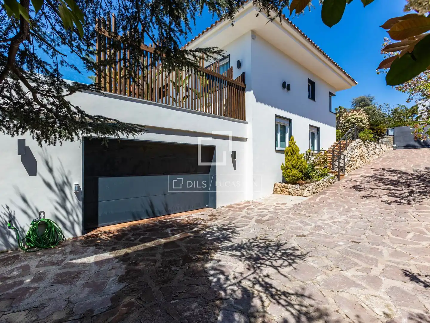 Vista exterior de Casa o xalet de lloguer en Alella amb Aire condicionat, Calefacció i Jardí privat