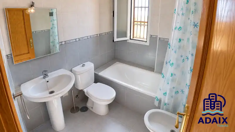 Bathroom of Detached homes for sale in Camarenilla, Toledo