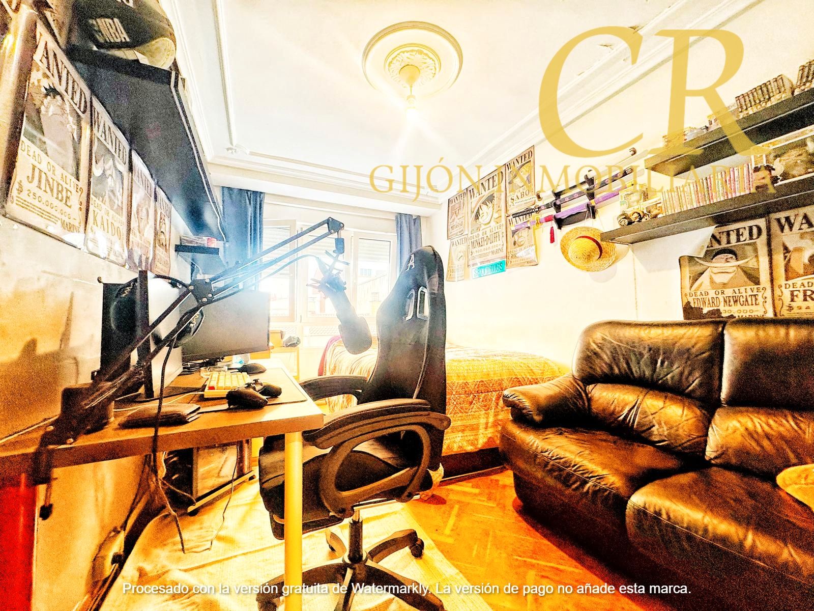 Sala d'estar de Pis en venda en Gijón  amb Balcó