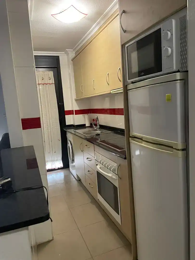 Cuina de Pis de lloguer en Torrevieja amb Aire condicionat, Moblat i Balcó