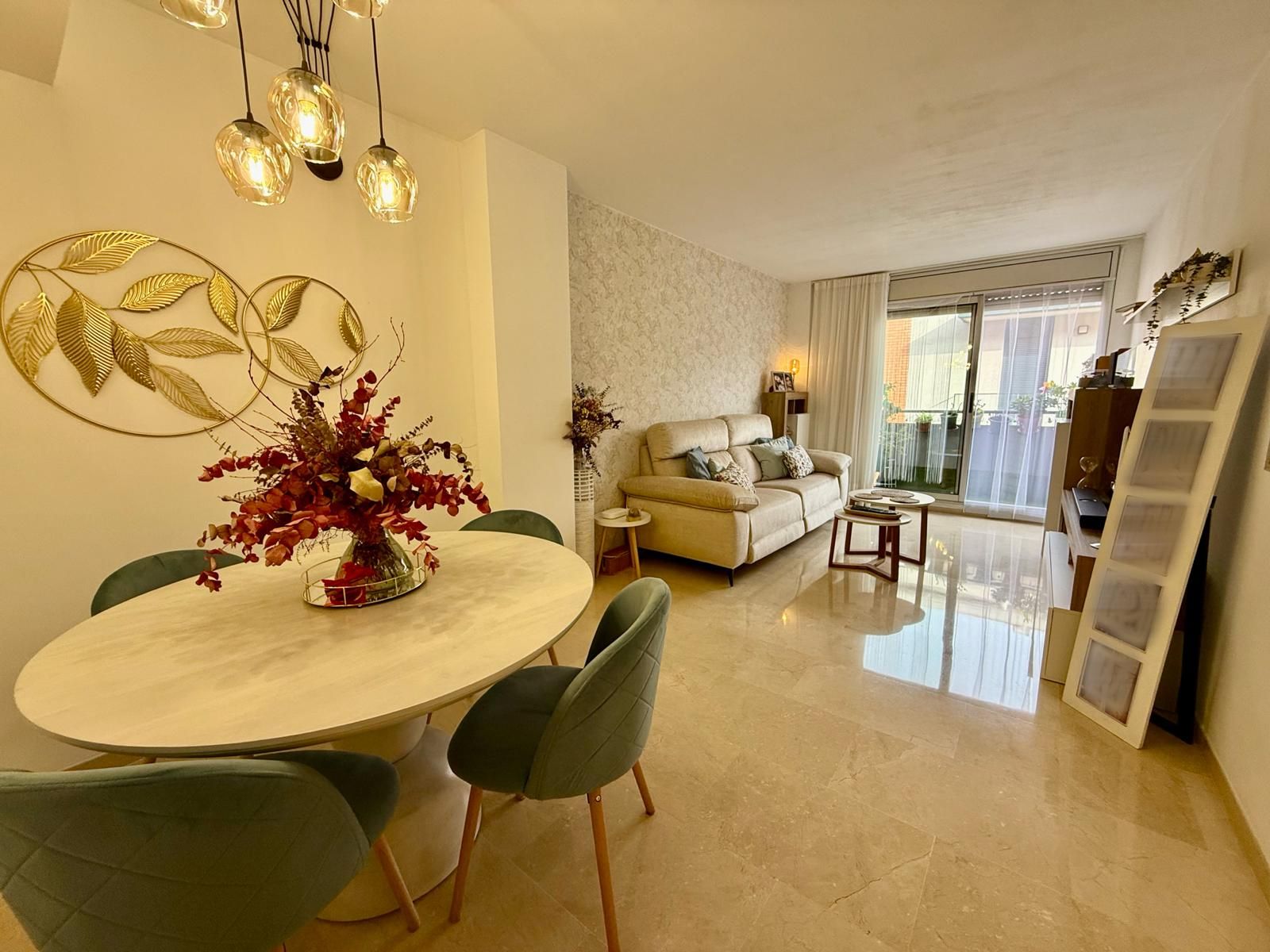 Sala d'estar de Dúplex en venda en Cornellà de Llobregat amb Balcó