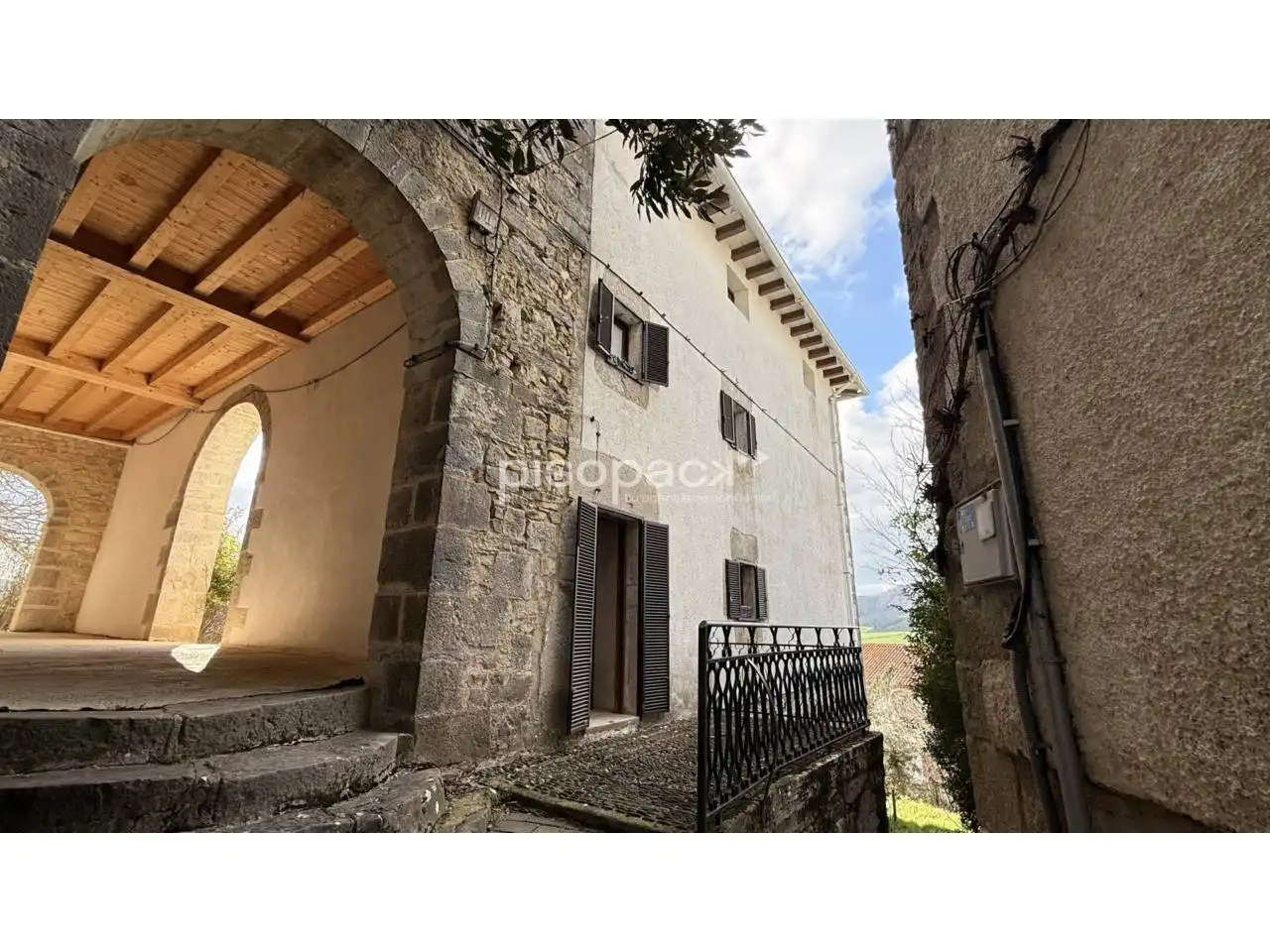 Vista exterior de Finca rústica en venda en Ezcabarte amb Calefacció