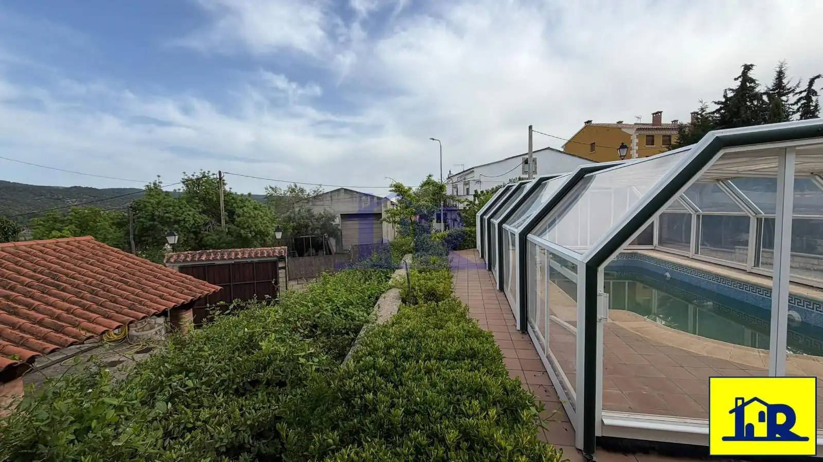 Vista exterior de Casa o xalet en venda en Villalba de la Sierra amb Calefacció, Traster i Piscina
