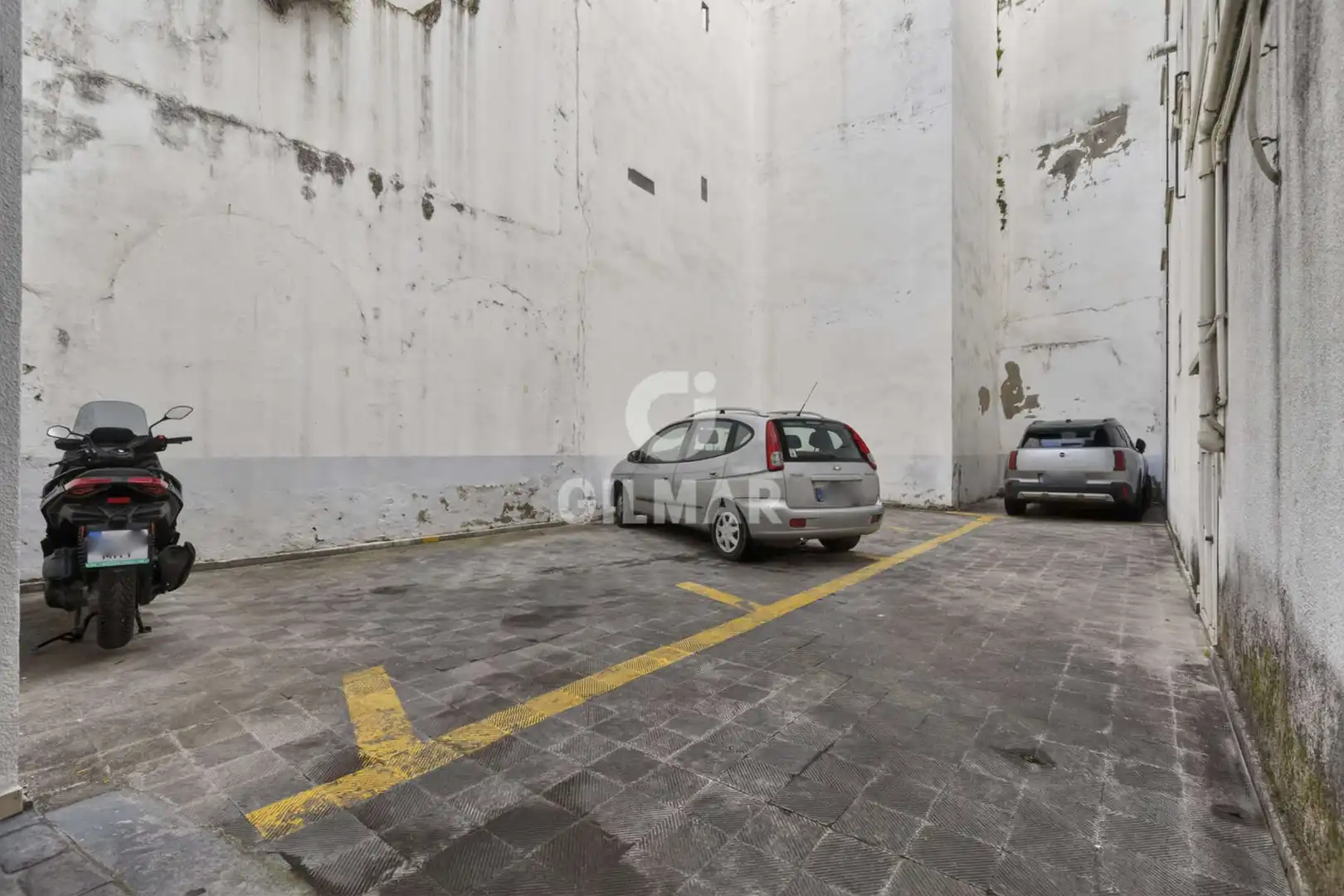 Parking de Piso en venta en Sevilla con Calefacción y Balcón