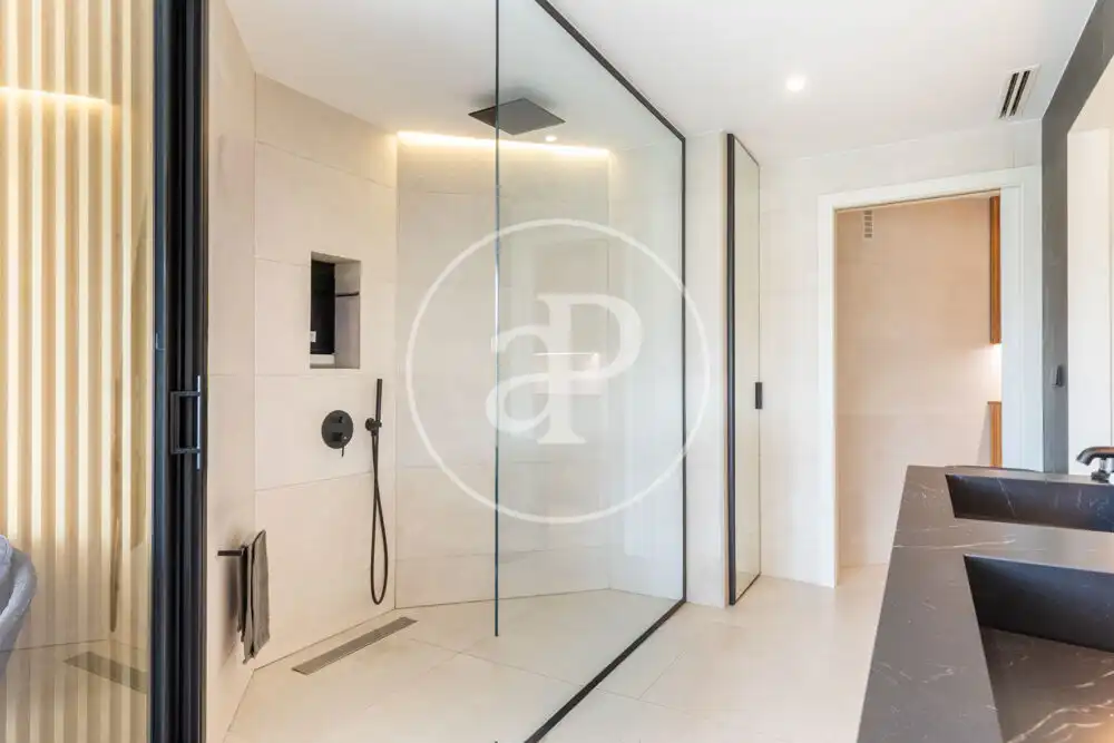 Bathroom of Flat for rent in Valencia  with Air Conditioner, Heating and Terrace