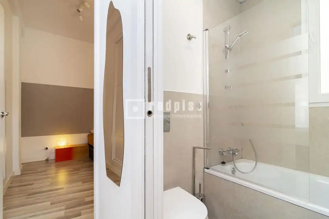 Bathroom of Flat for rent in Madrid  with Air Conditioner, Heating and Parquet flooring