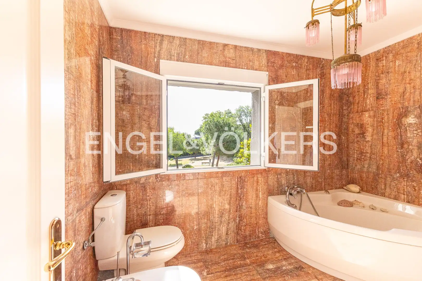 Bathroom of Houses for sale in Majadahonda  with Air Conditioner, Heating and Private garden
