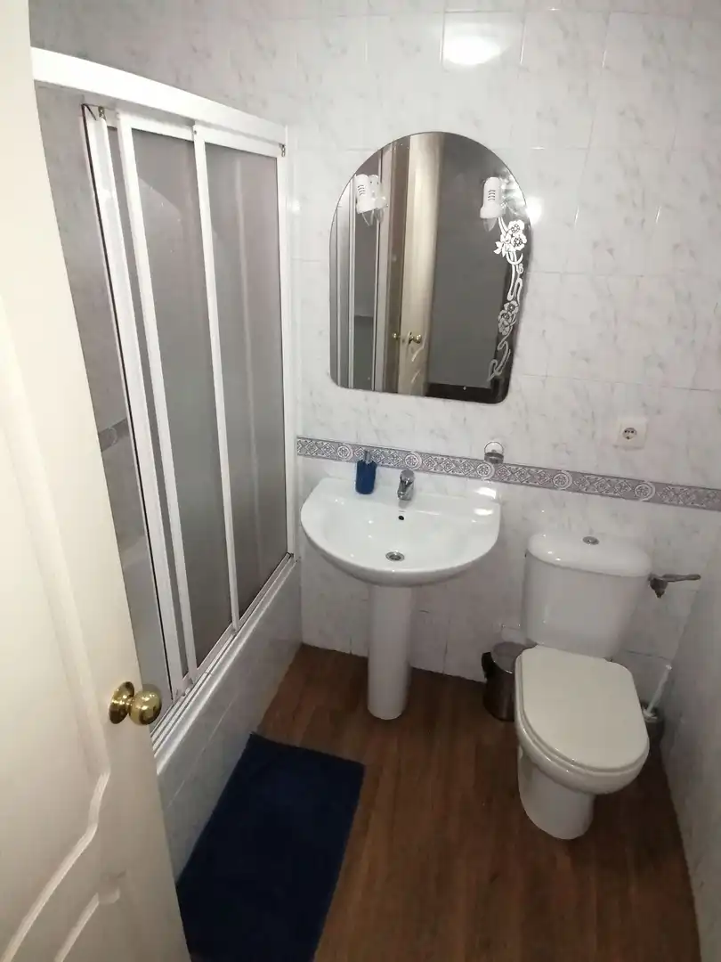 Baño de Piso de alquiler en Algeciras con Amueblado y Piscina comunitaria