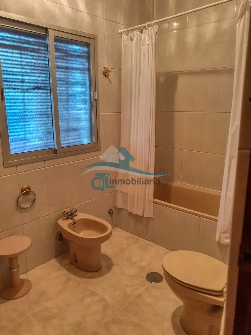 Bany de Casa o xalet en venda en Linares amb Jardí privat i Piscina